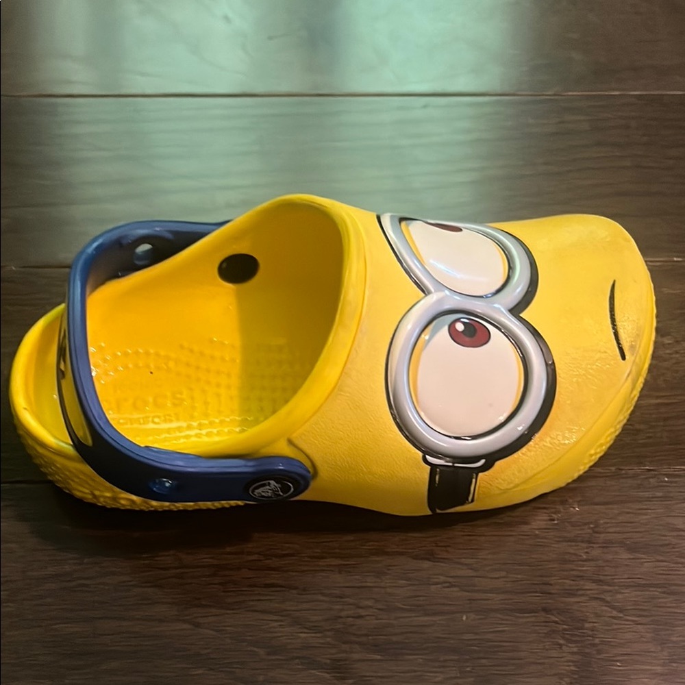 Kids Minion Yellow Crocs 11C - Picture 10 of 12
